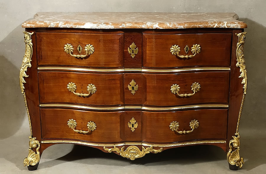 Commode R&eacute;gence arbal&egrave;te en amarante par Fran&ccedil;ois Lieutaud